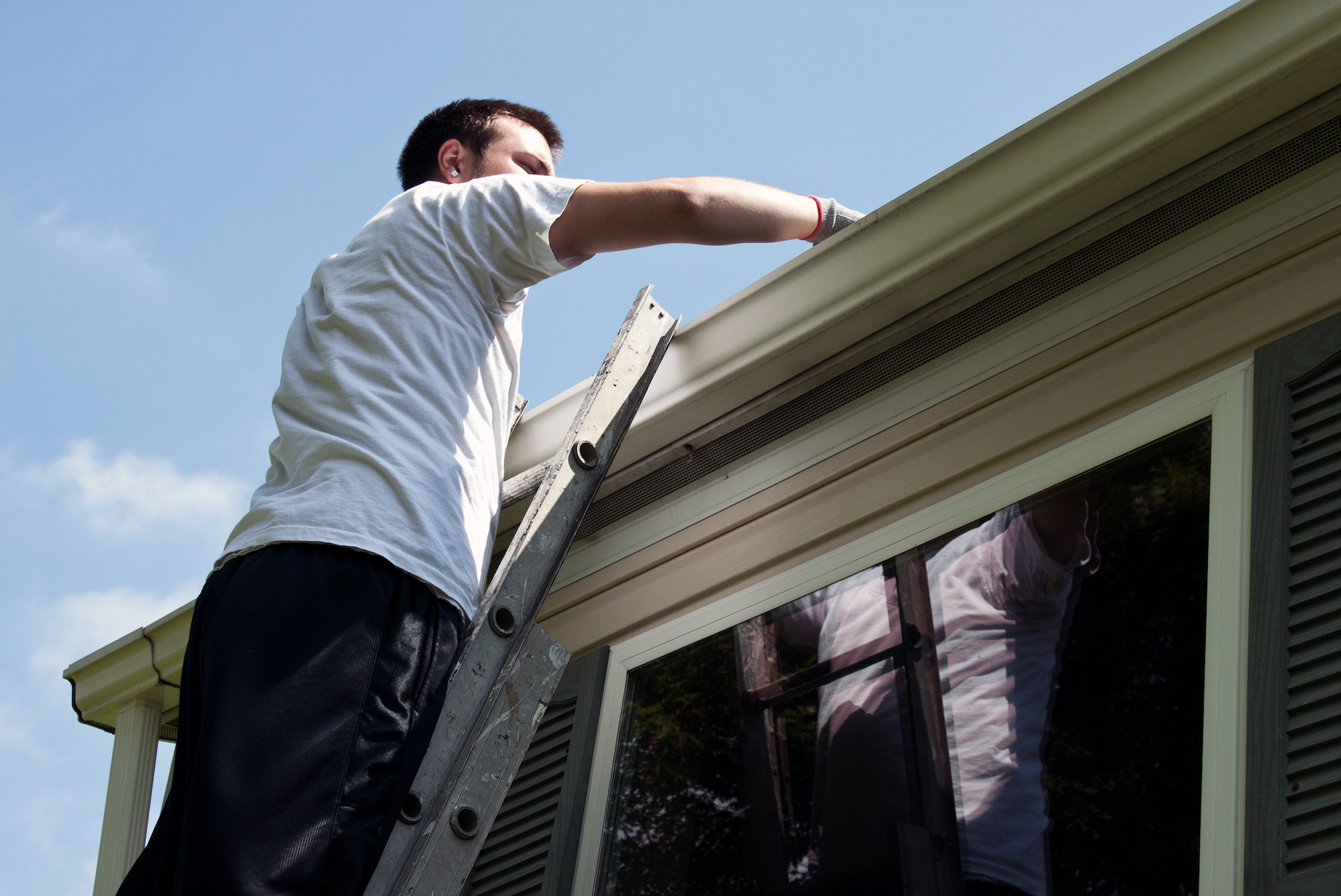 reasons to clean out your gutters 